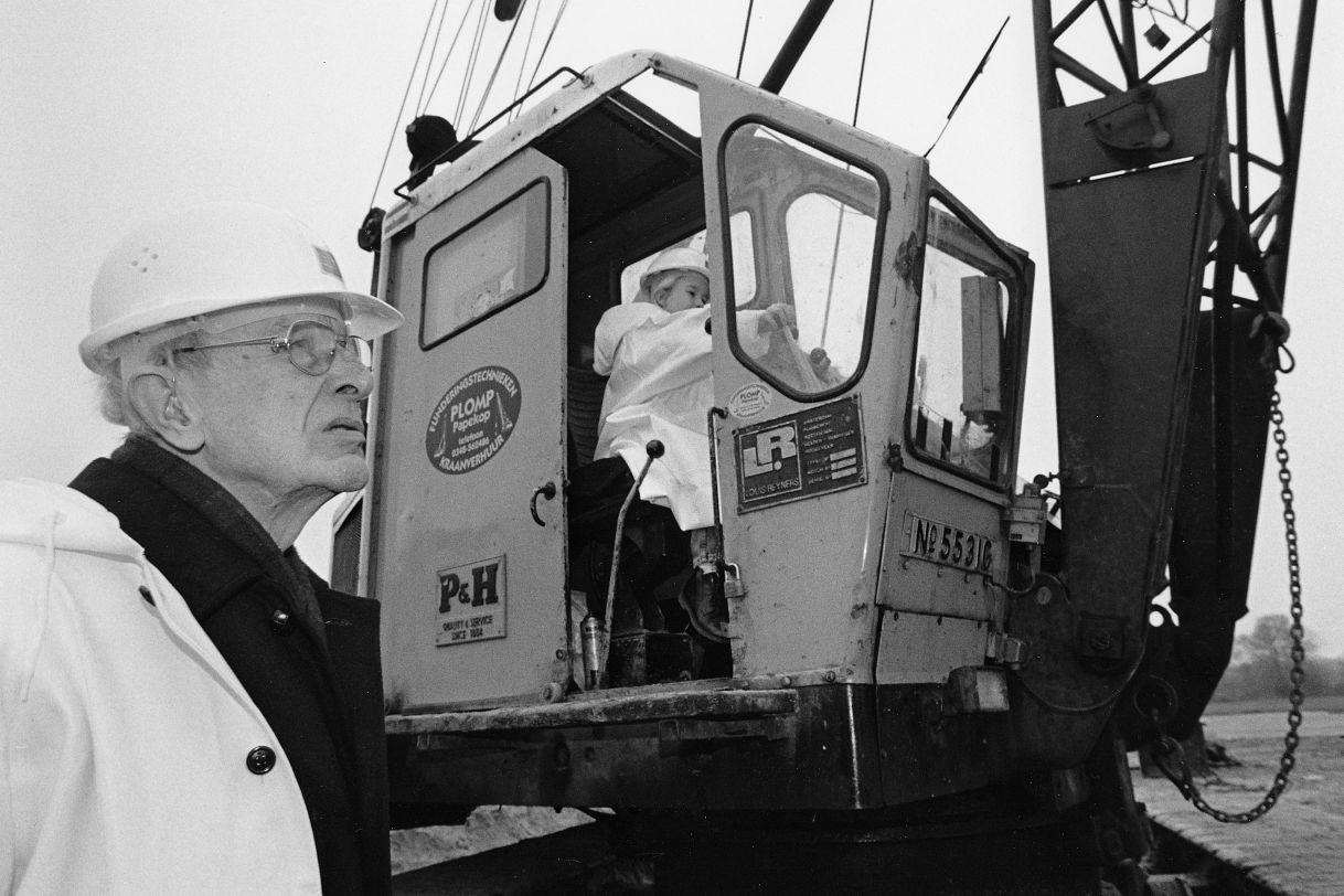 Bouw van de fabriek Senzora 1996. Opa en kleindochter Schoemaker geven het startsein
